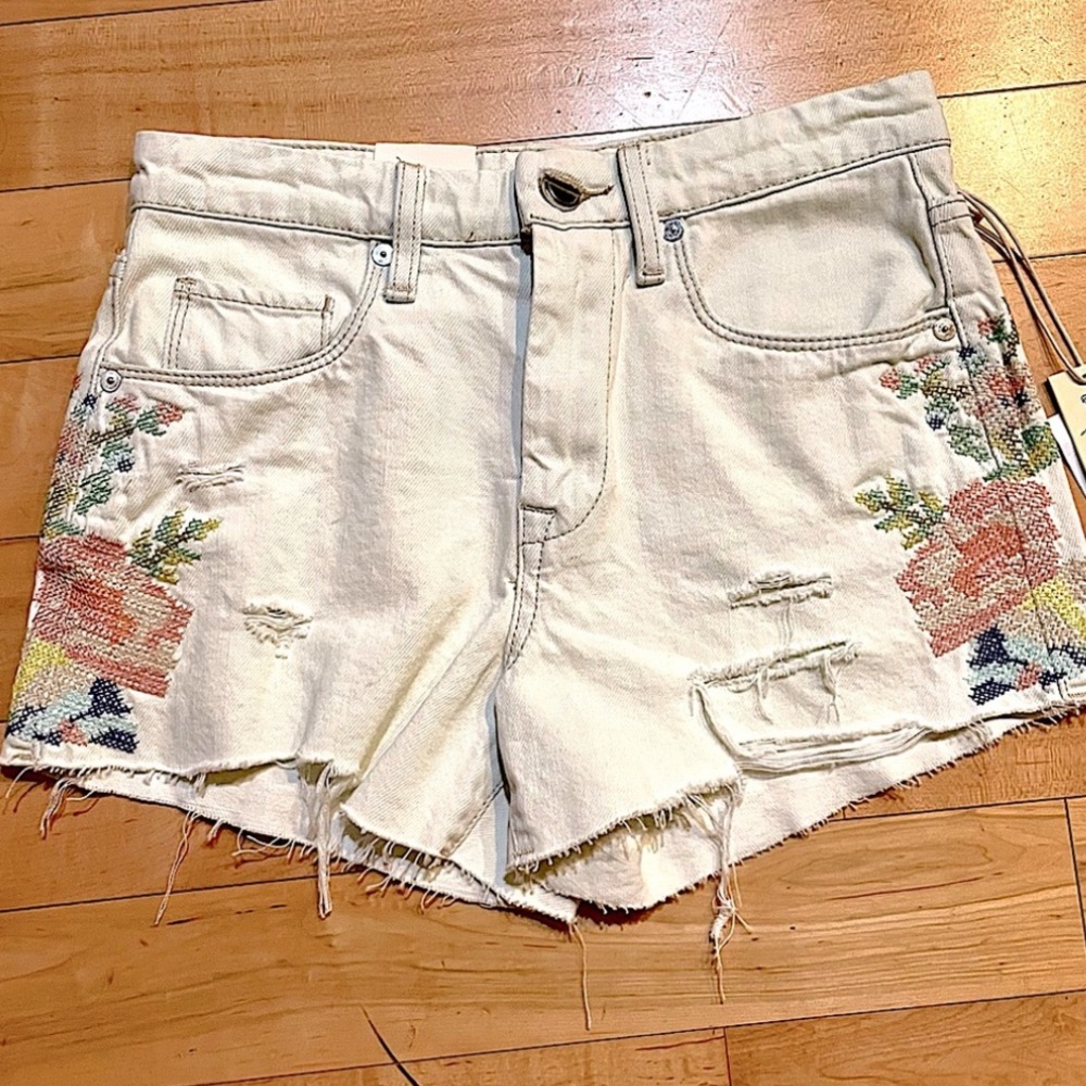 BLANK NYC  Barrow Vintage Embroidery Floral Closer Together Shorts Size 25